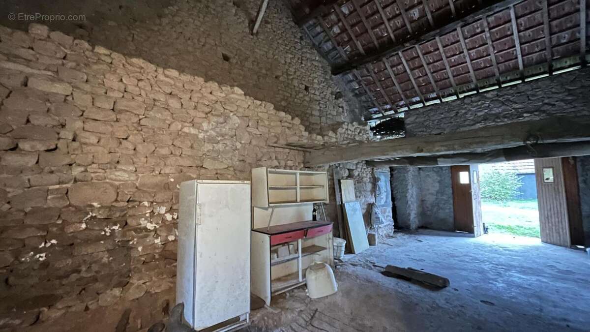 Corps de bâtiment à rénover dans un petit hameau - photo 10