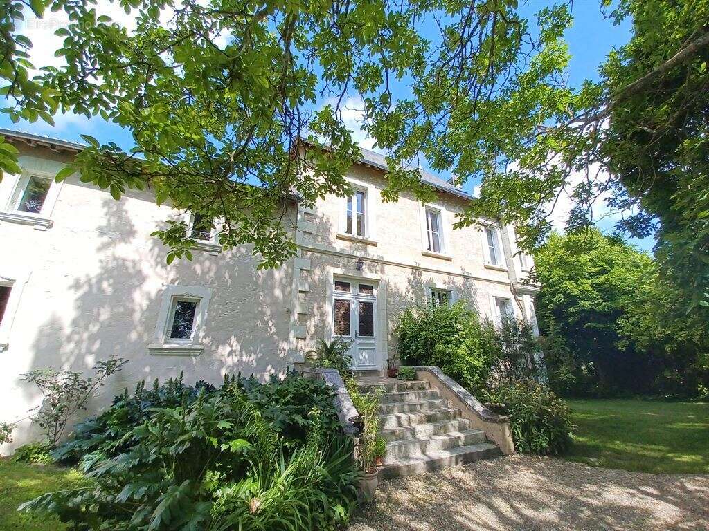 Maison à FAYE-LA-VINEUSE