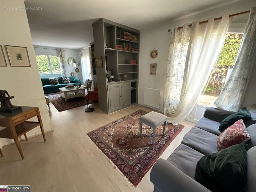 Découvrez cet ensemble immobilier composé de 2 villas indépendantes T6 de 179 m² et T3 de 59 m² en 4 faces sur 828 m² de terrain - photo 12