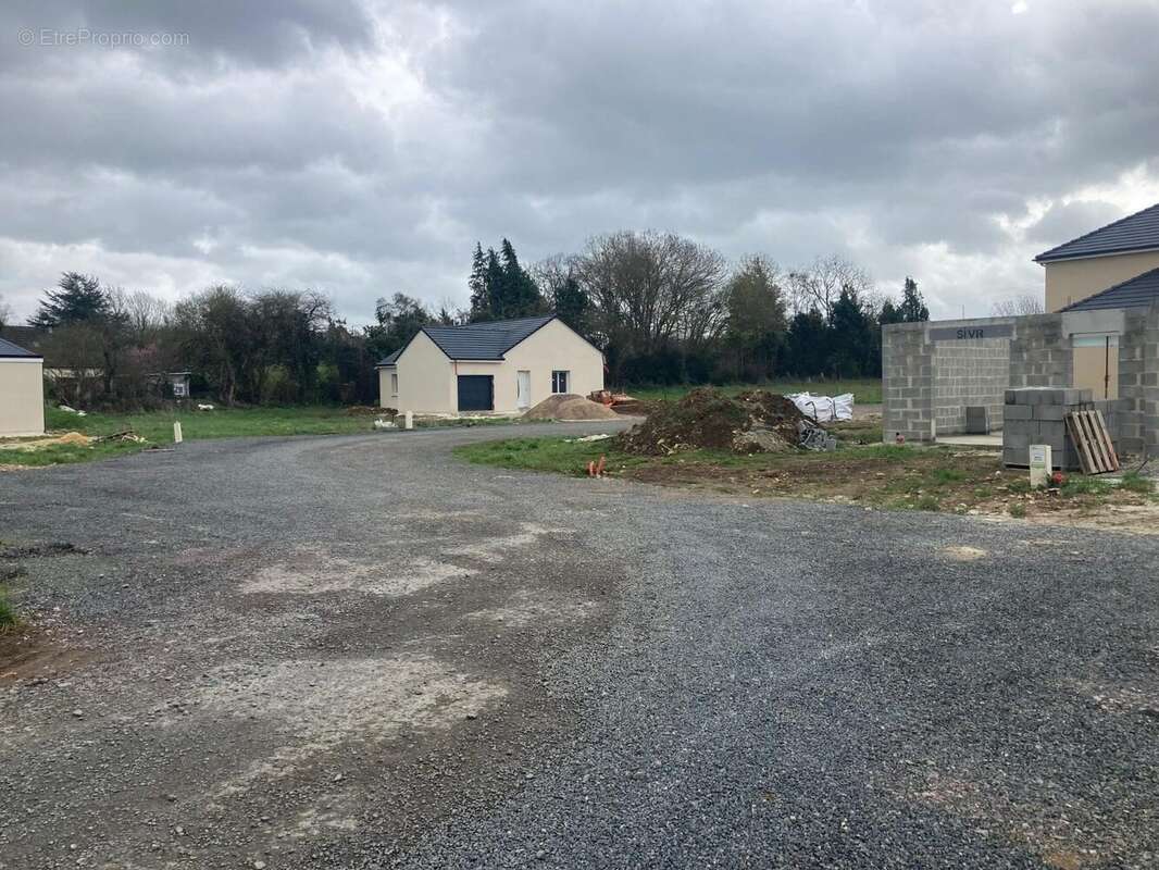 Terrain à MAIZIERES