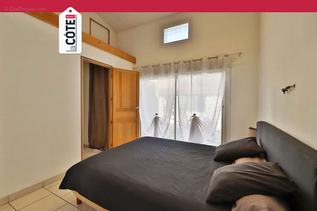 Maison à SAINT-MITRE-LES-REMPARTS