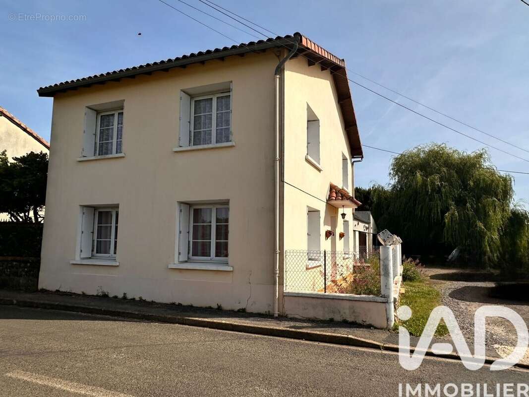 Maison 159 m² à Maire-Levescault  - photo 2
