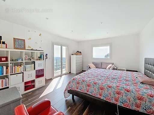 Maison à SAINT-LAURENT-DU-VAR