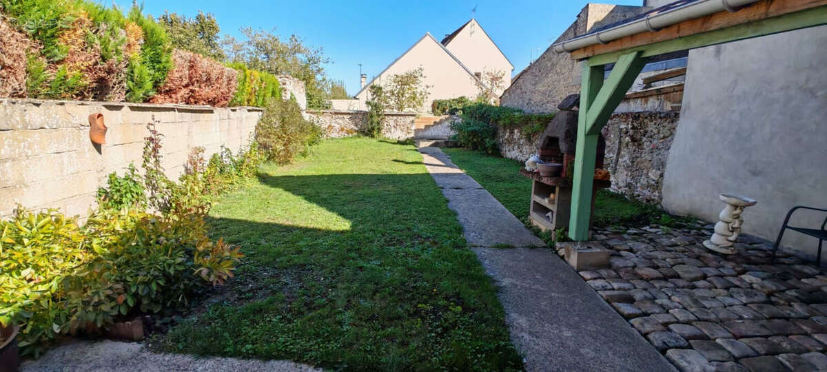 Maison à VILLENEUVE-LE-COMTE