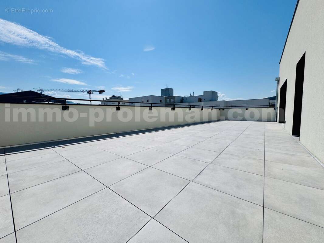 Appartement_T4_Ambilly_belle_superficie_prox_frontière_Suisse_tram_Ceva_direction_Genève_Secteur_calme_Verdoyant_Frontaliers_Cuisine_séjour_chambre_1_chambre_2_suite_parentale_salle_d_eau_salle_de_bain_terrasse_vue