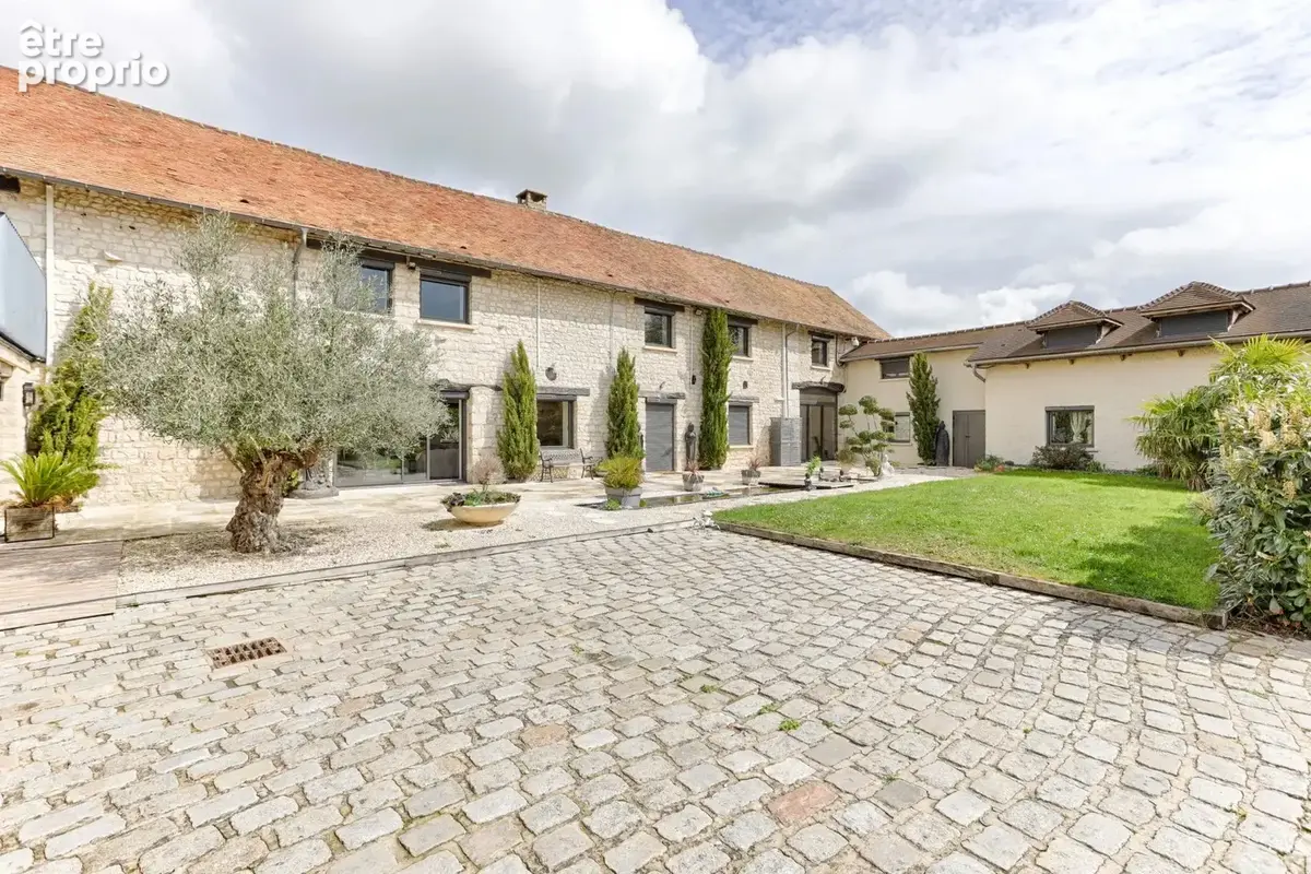 Corps de ferme rénové – 532 m² – 3 dépendances aménagées – Piscine - photo 1