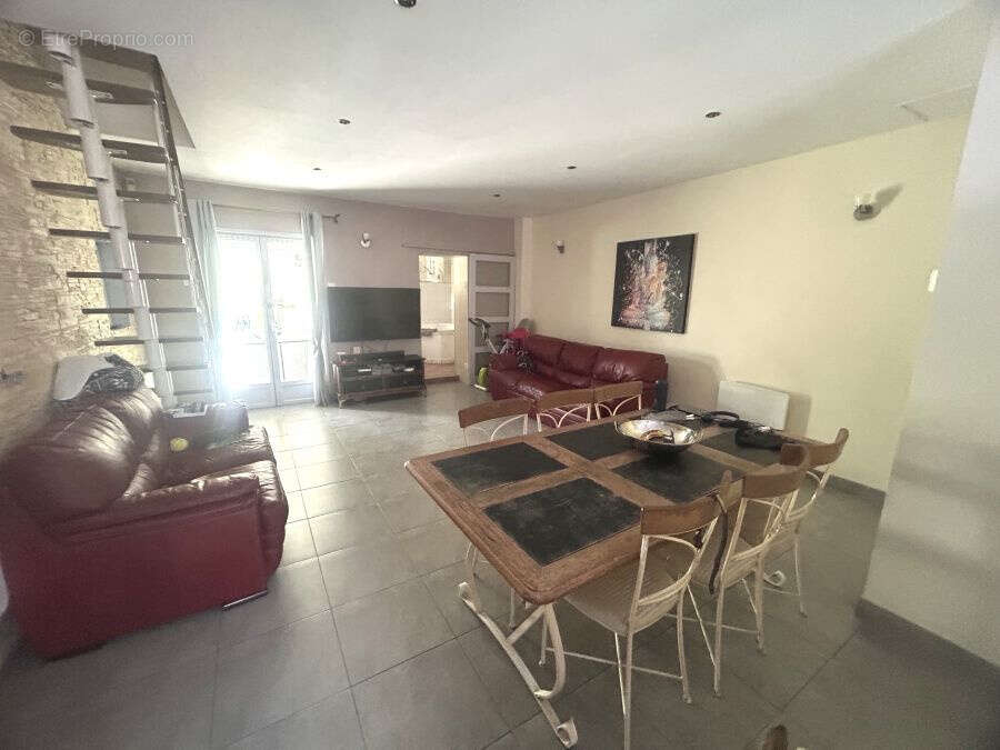 Située en centre ville, proche des commodités et de la gare, maison de 98,75m2 bâtie sur 218m2 . - photo 5