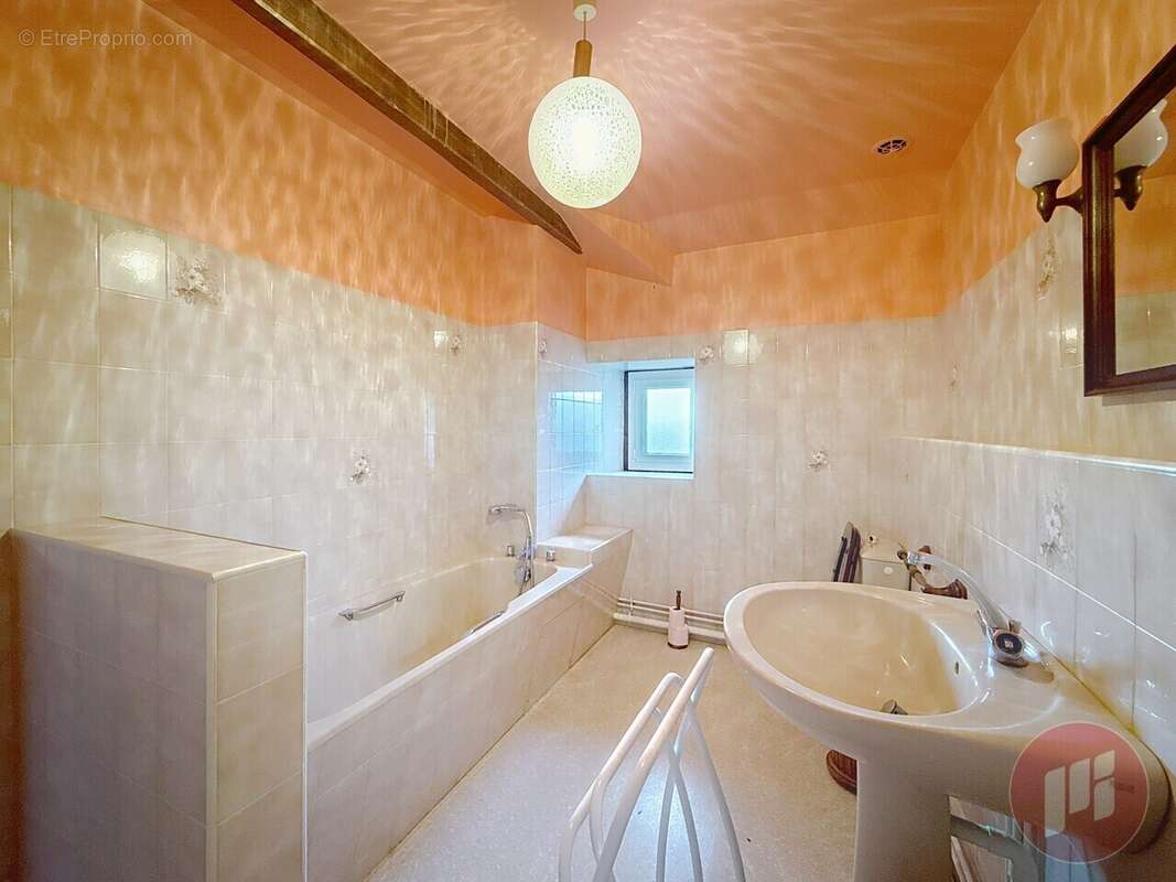 Maison à VITRAC-SUR-MONTANE