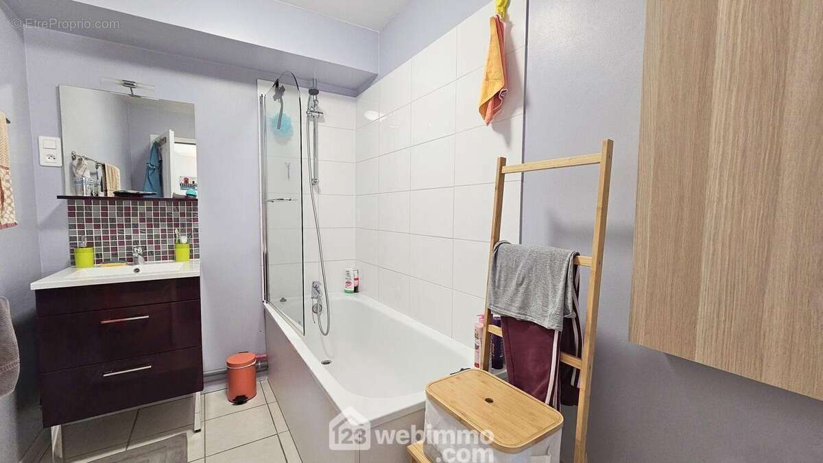 Une salle de bains spacieuse de 5 m². - Appartement à PUISEAUX