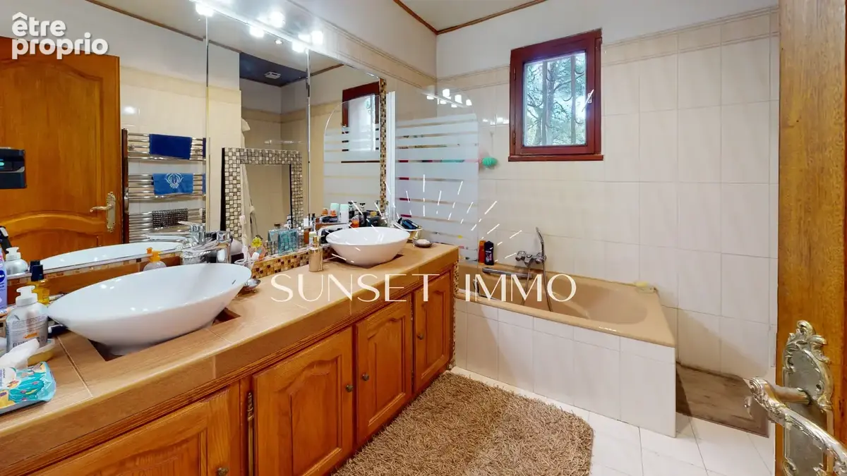 Ensues la redonne - Maison 220m2 sur 2400m2 de terrain en pleine verdure - photo 10
