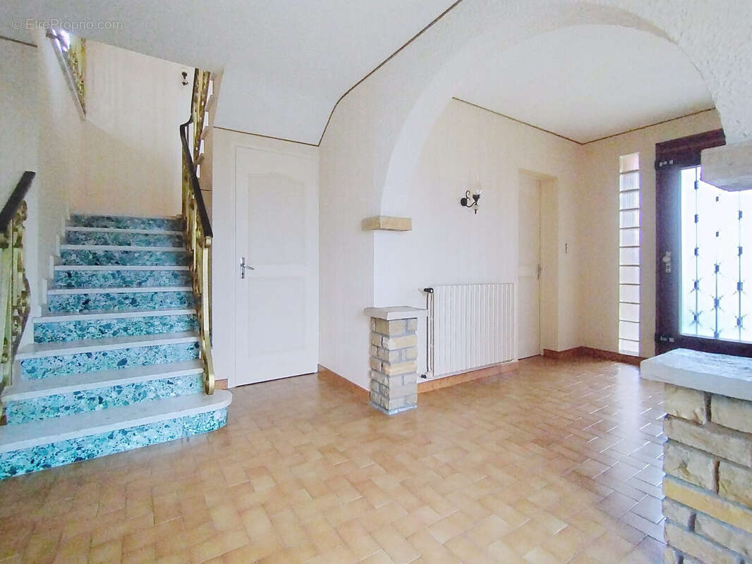 Hall d'entrée avec escalier - Maison à CASTELNAU-MONTRATIER