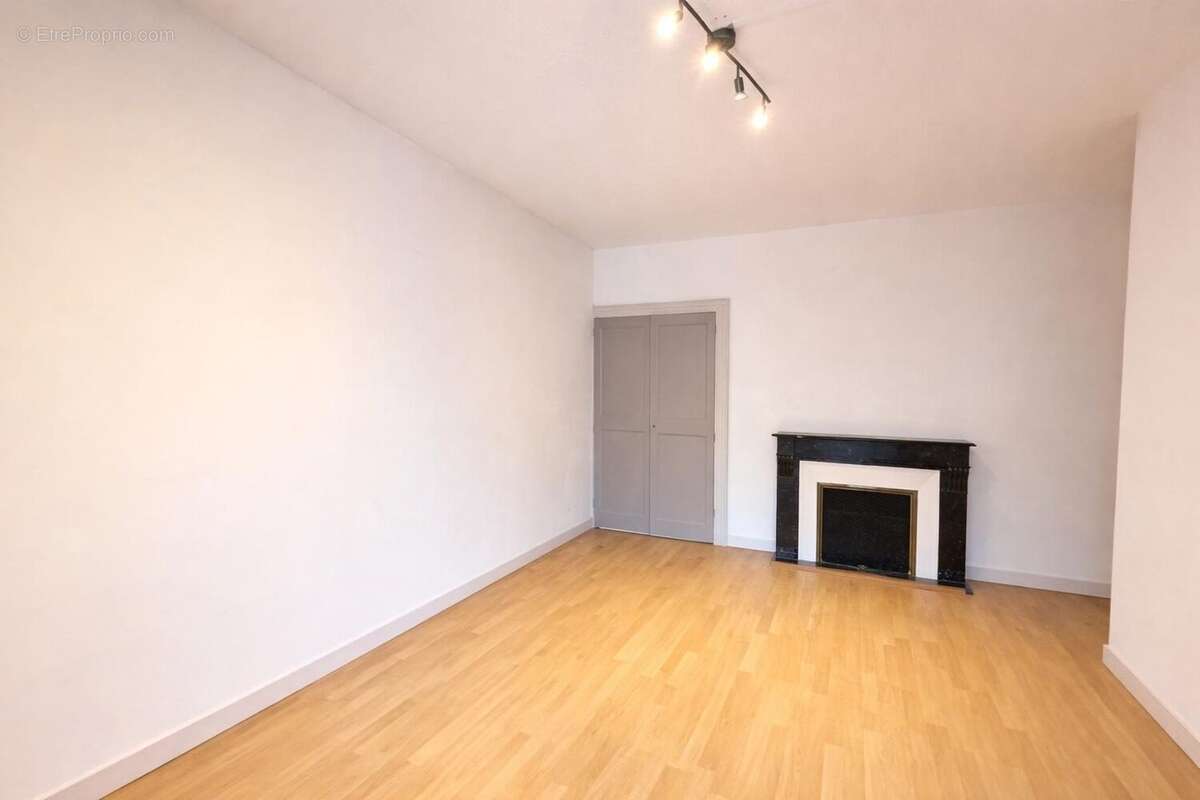 Chambre 1  - Appartement à SAINT-JEAN-DE-MAURIENNE