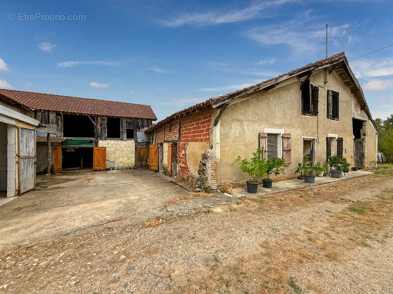 Dpt Gers (32), à vendre BERNEDE Grande maison ancienne de 500 m² habitables à rénover sur 2,5 hectares de terrain, au calme - photo 16