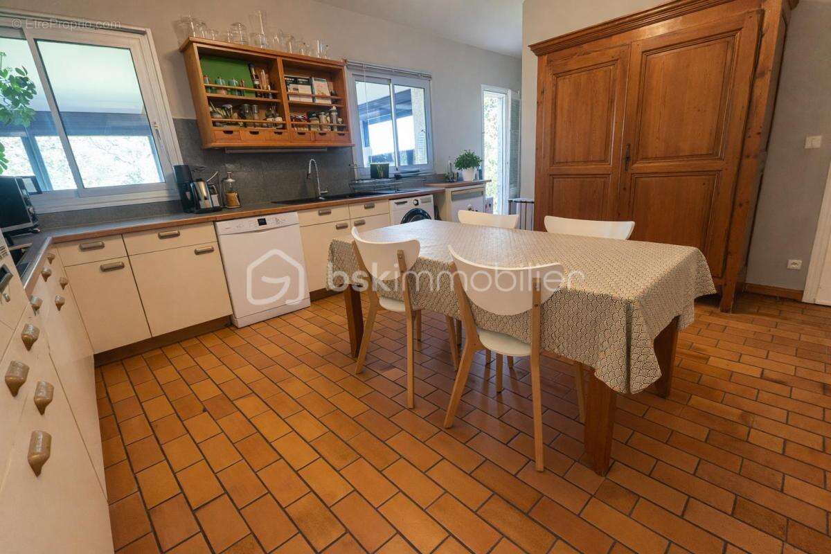 Belle maison plain pied - 4/5 chambres - veranda - piscine - terrain - photo 7