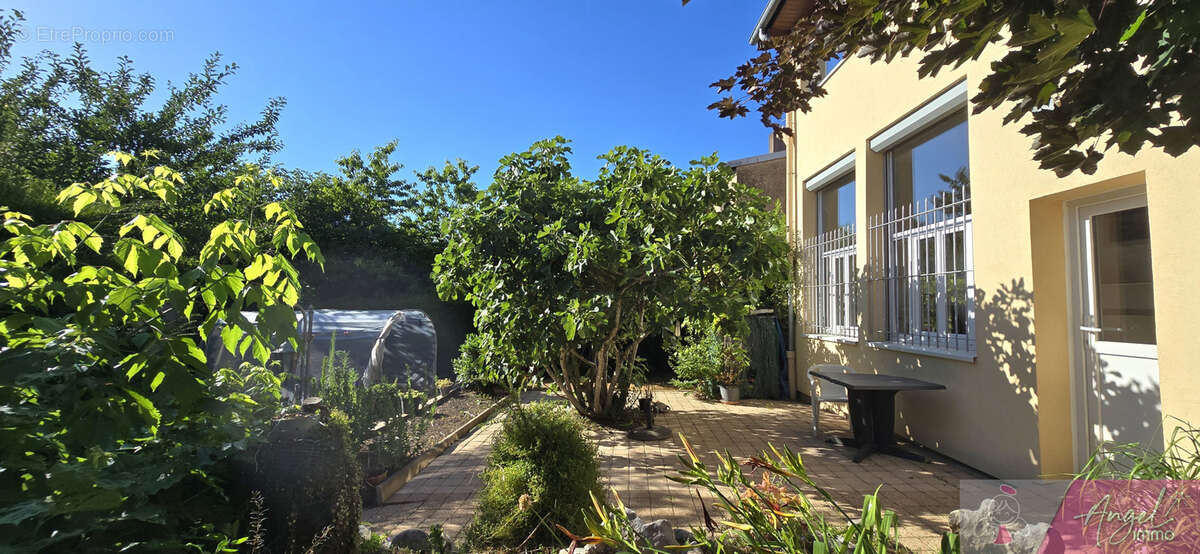 Immeuble de rapport a dole - 2 logements independants + garage + jardin - photo 3