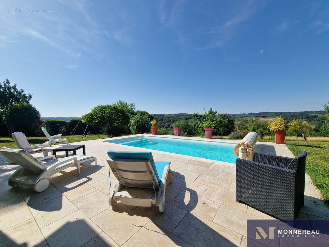 Maison à MONTMOREAU-SAINT-CYBARD