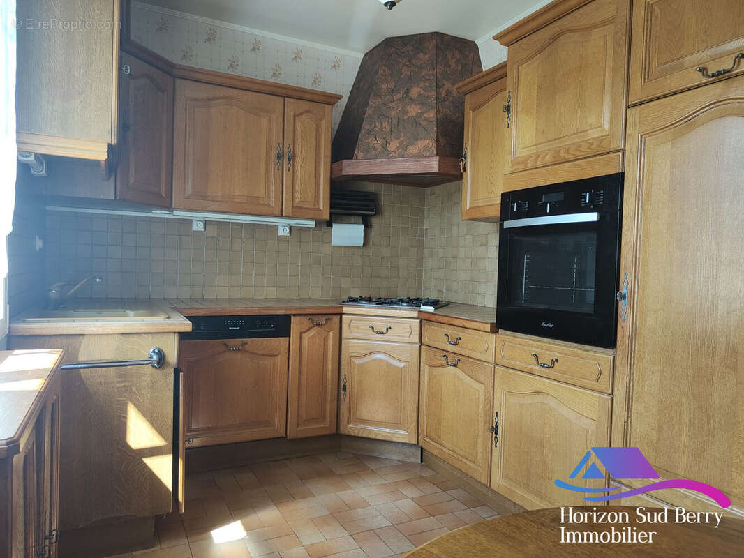 Cuisine aménagée et équipée - Maison à BRIANTES