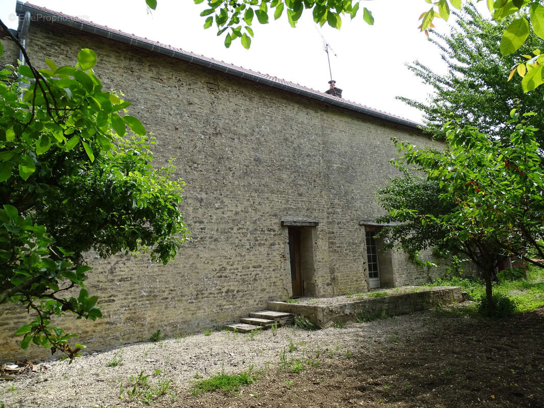 Maison à MONTIGNY-SUR-AUBE
