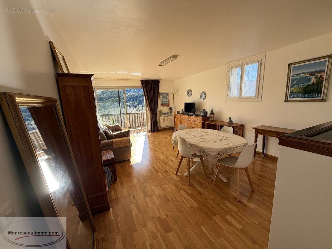 Appartement à GREOLIERES