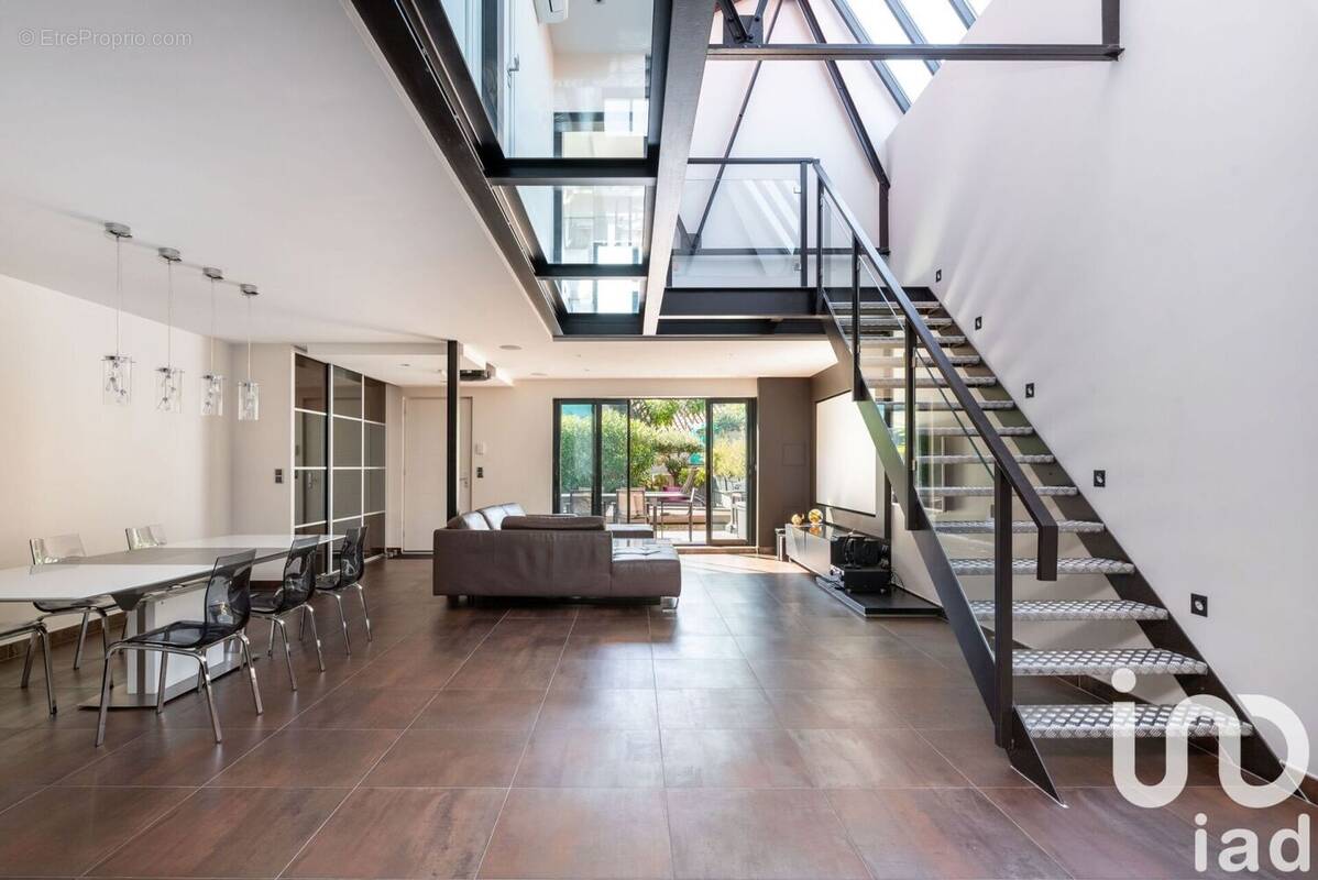 Photo 1 - Commerce à VILLEURBANNE