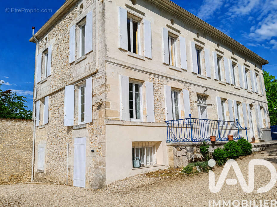 Maison 223 m² à Coutras  - photo 4