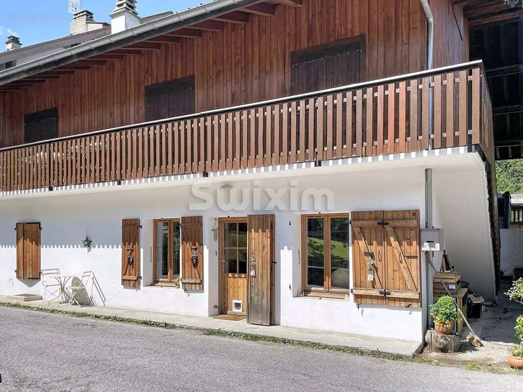 LES HOUCHES, À DEUX PAS DE SERVOZ – Maison de village avec potentiel d'aménagement et revenus locatifs - photo 2
