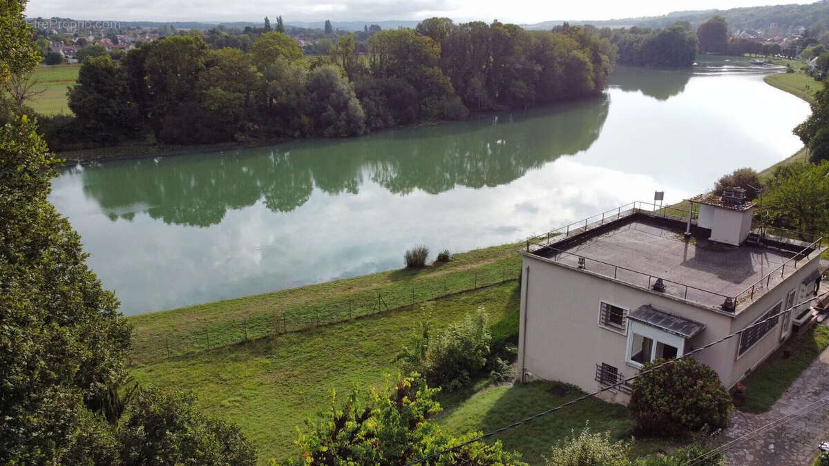 Maison à SAINT-JEAN-LES-DEUX-JUMEAUX