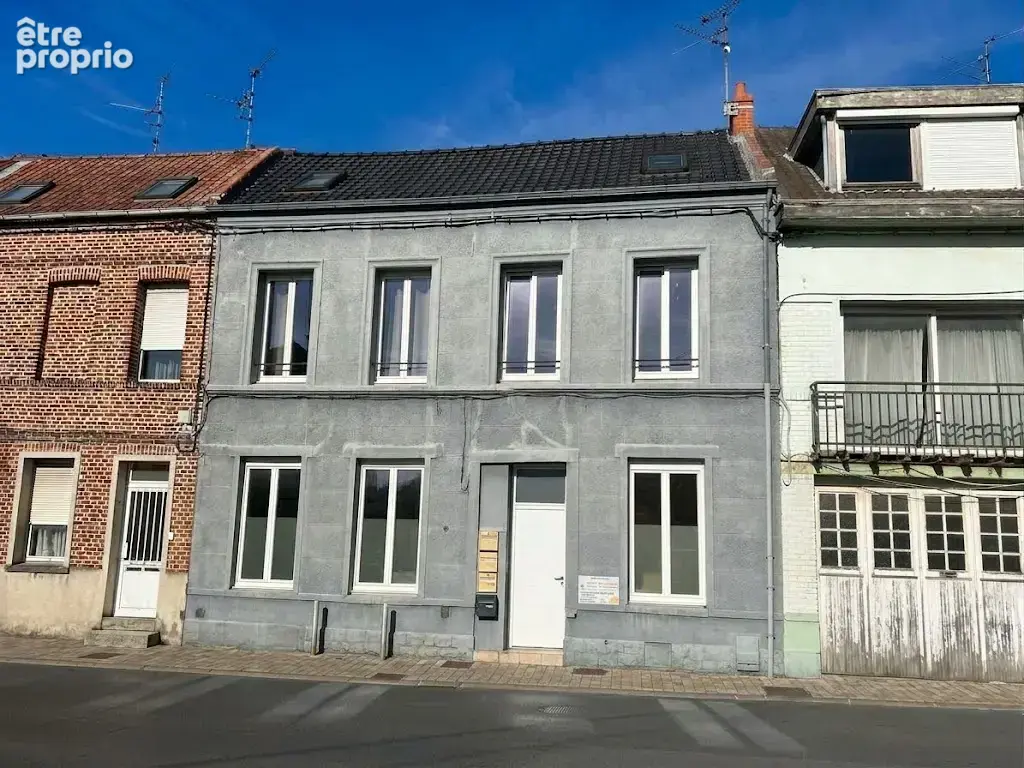Centre ville, proche des commodités, immeuble de rapport divisé en trois logements!! - photo 1