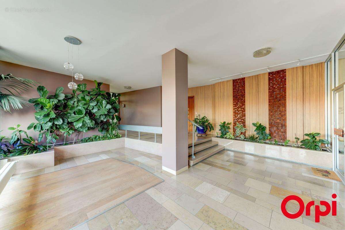 À VENDRE – Chambre avec balcon dans la prestigieuse résidence Le Petit Versailles – Caluire-et-Cuire - photo 11