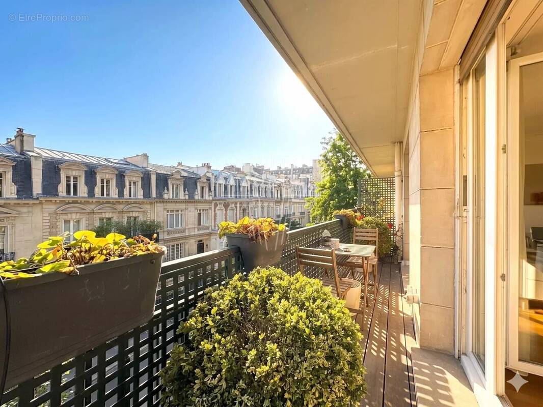 Appartement à PARIS-16E