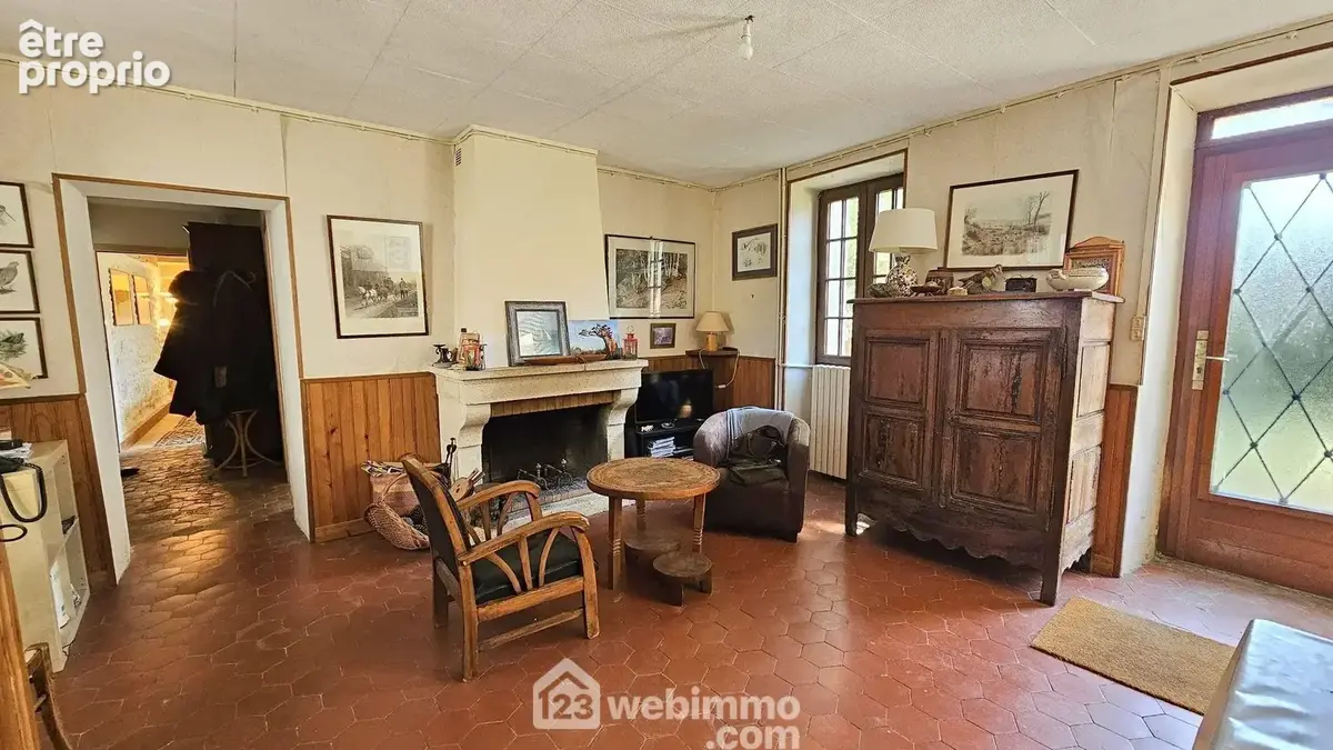 Voici le séjour de 30 m² lumineux.