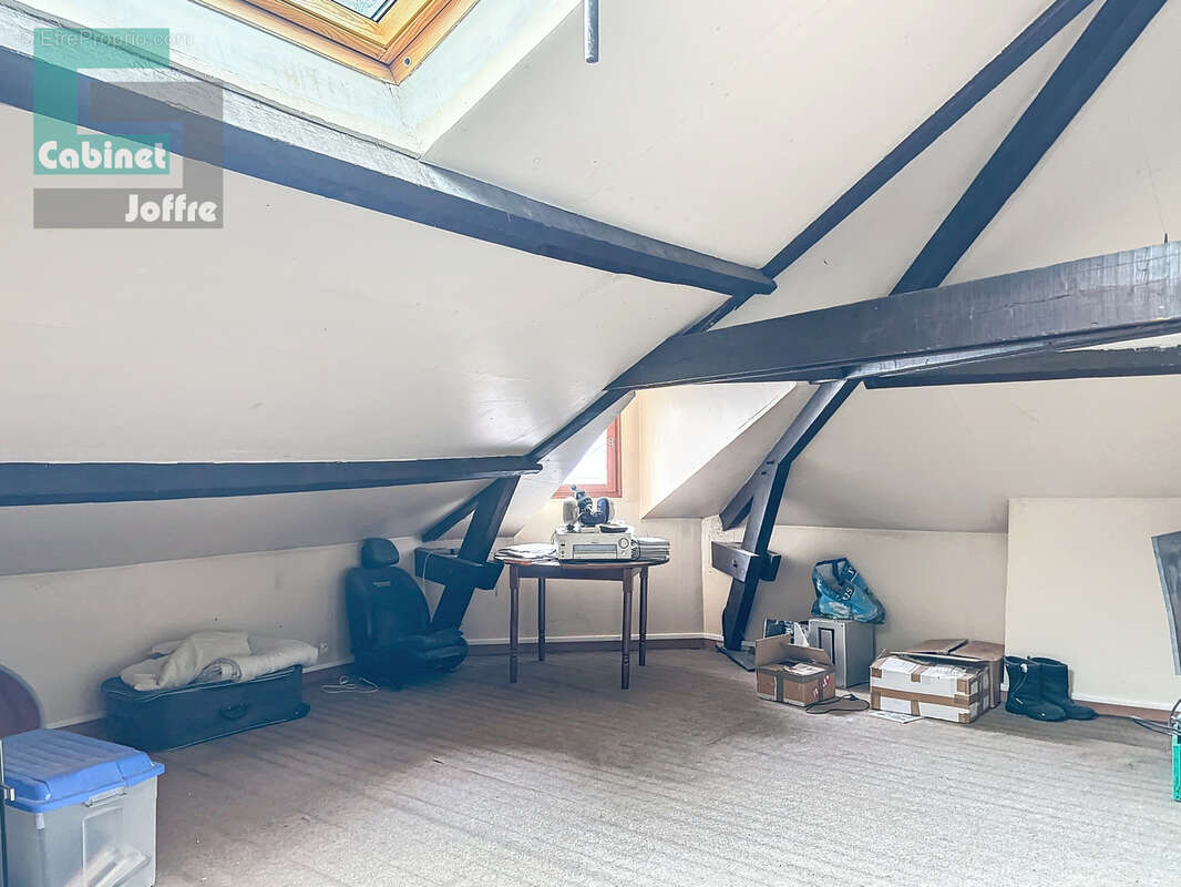 Fontainebleau, un F5 de 138 m2 au sol / 90 m2 habitables, à réagencer et à rénover. Entre centre-ville et gare - photo 2