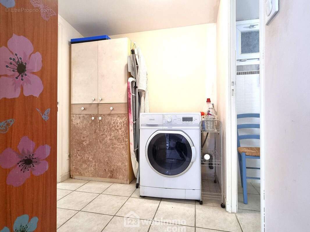 Un dégagement 'buanderie' avec WC / lave-mains indépendant dessert... - Maison à MONTAMISE