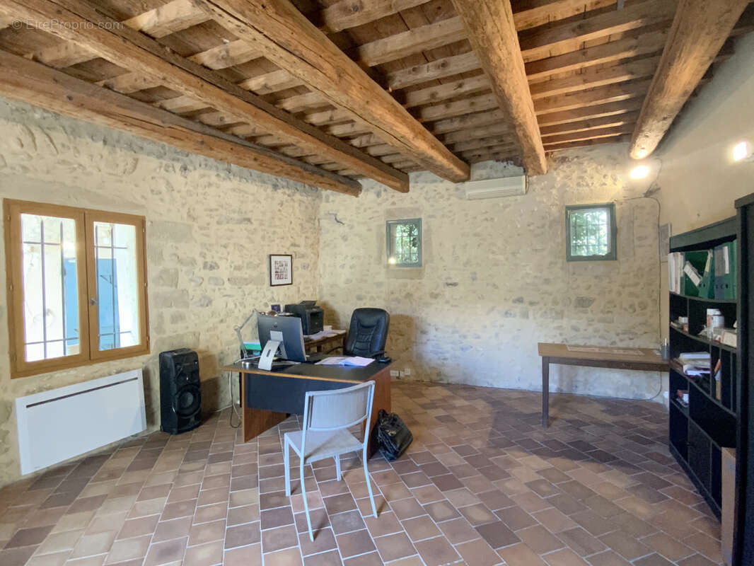 Mas de village du XIXo siècle avec cour , piscine dans un village avec commerces. - photo 18