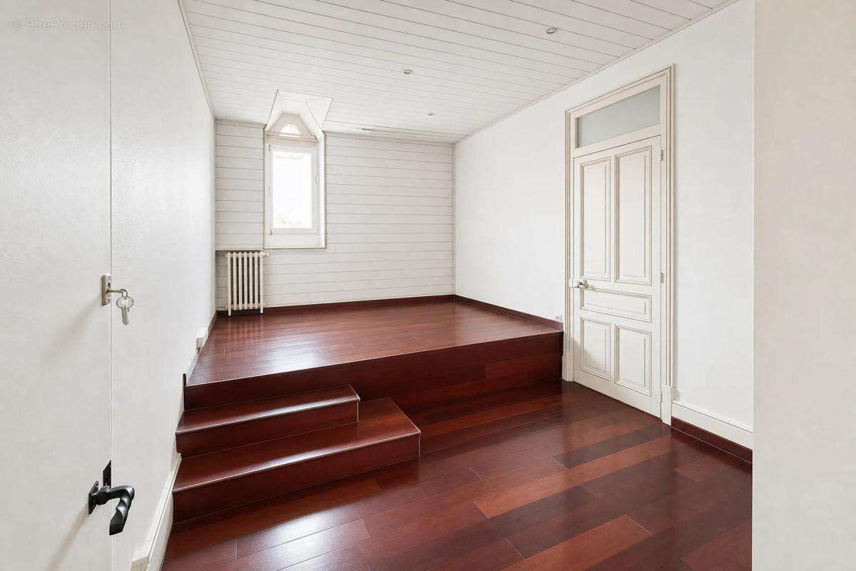 Château de 316 m² à Seyssel, charme d'époque - photo 4
