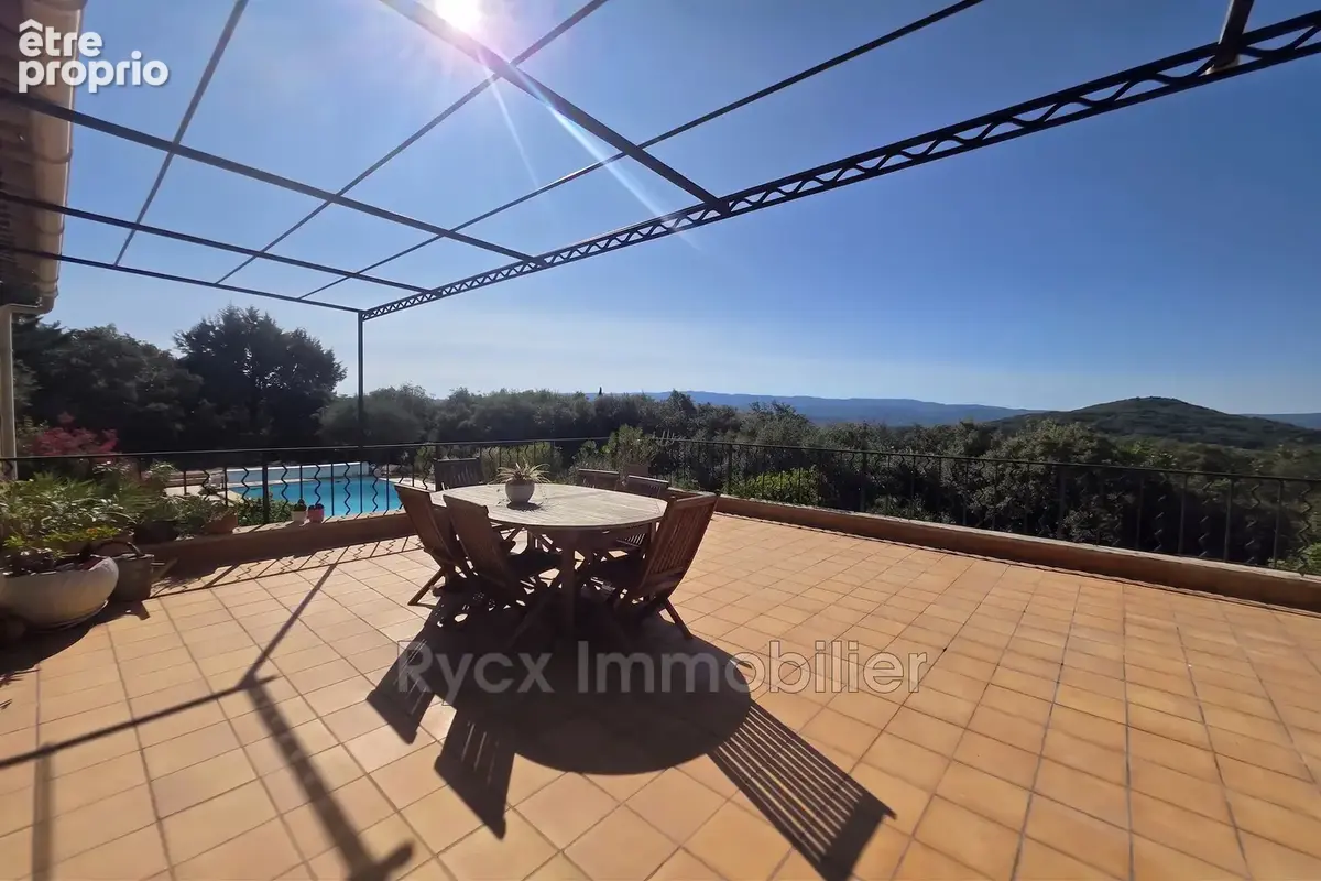 Photo Maison à Saint-Saturnin-Les-Apt au prix de 650 000€