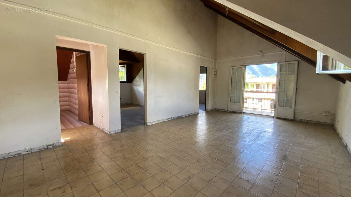 Bel espace de vie à l'étage avec accès balcon - Maison à SALAZIE