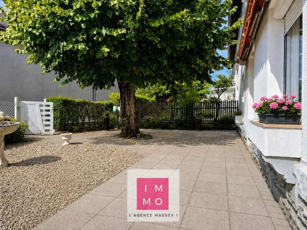 Maison familiale de 140 m² avec grand garage, atelier et jardin clos - photo 2