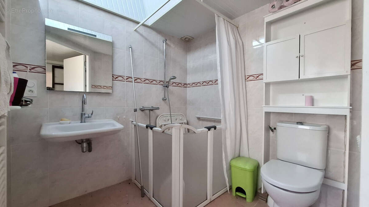 Grande maison familiale, 4 chambres, garage et dépendances. - photo 7