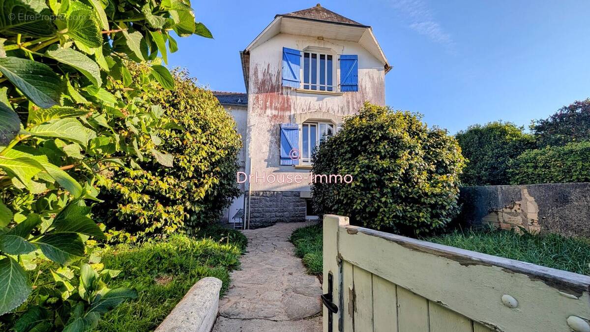 Maison à TREGOUREZ