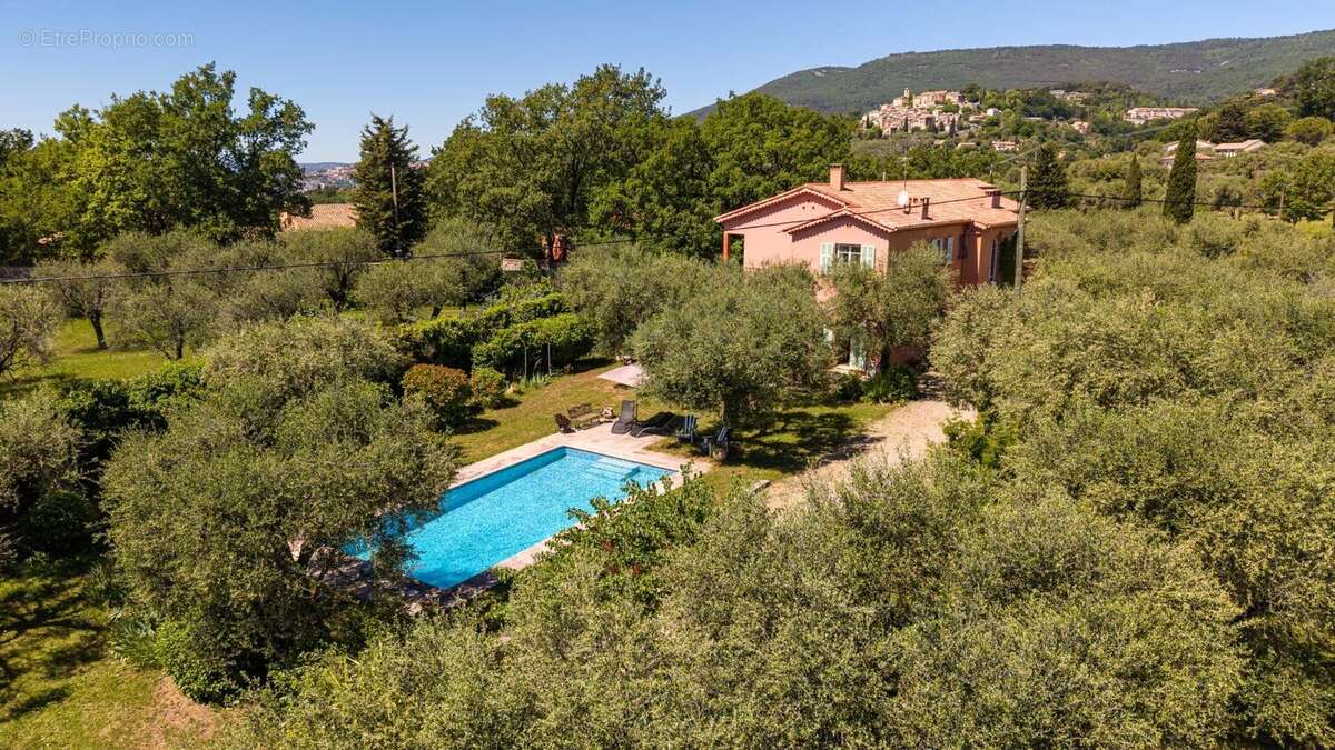 Maison à CHATEAUNEUF-GRASSE