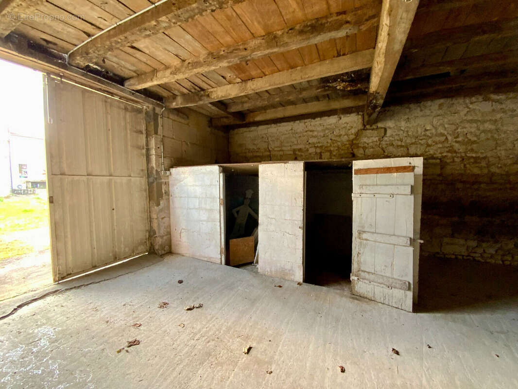 Parking à SAINT-GENIS-DE-SAINTONGE