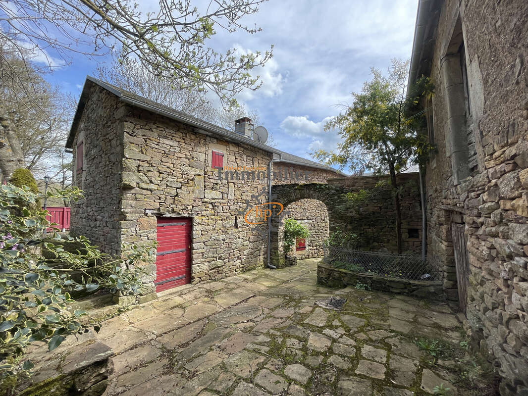 Propriété de caractère avec deux maisons d'habitations, une maison à rénover, dépendances et terrain de 7123 m - photo 6