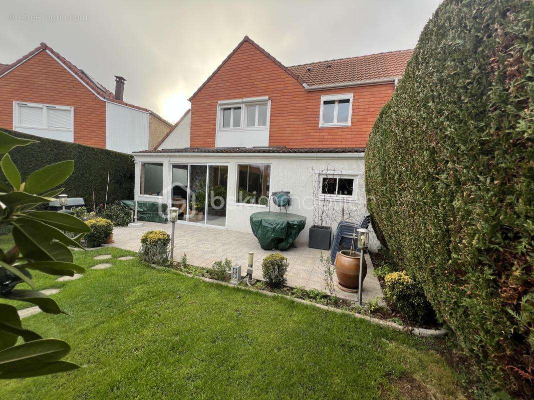 Maison à VOISINS-LE-BRETONNEUX