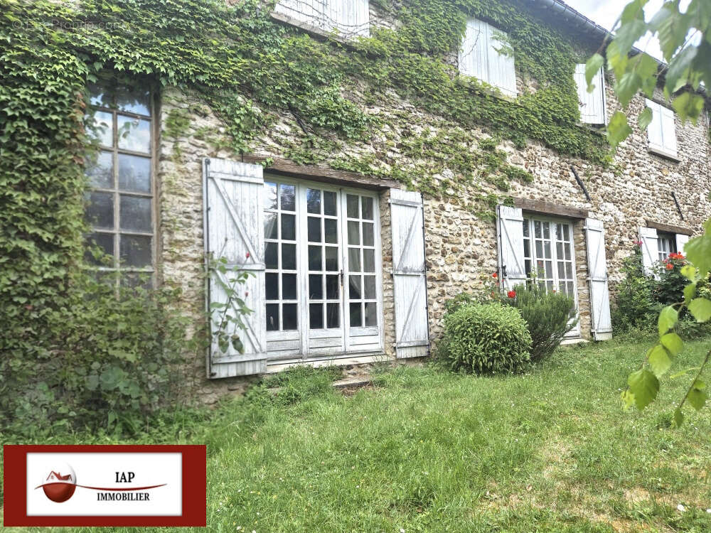 Maison ancienne de caractère avec dépendances - photo 2