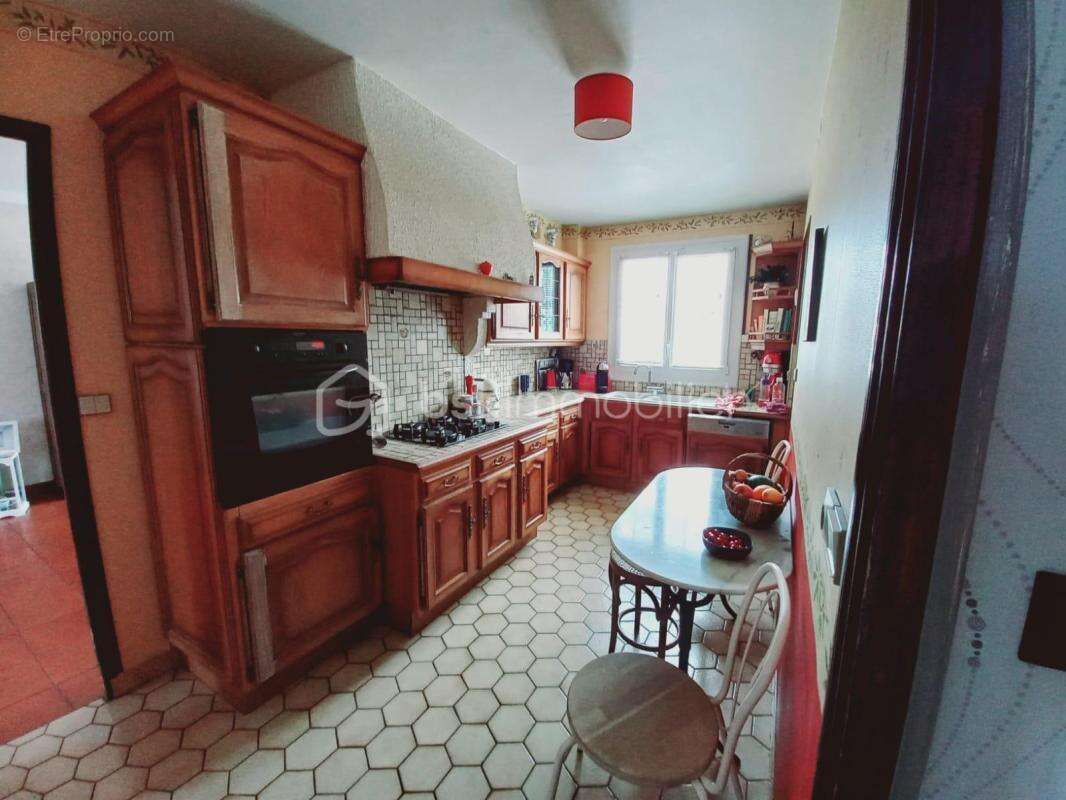 Propriété familiale de 150 m² - 5 chambres, jardin arboré et stationnement - photo 4