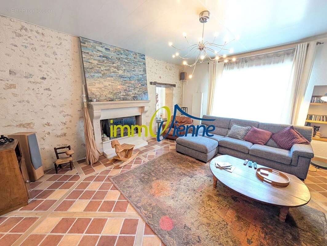 Maison à LUSSAC-LES-CHATEAUX