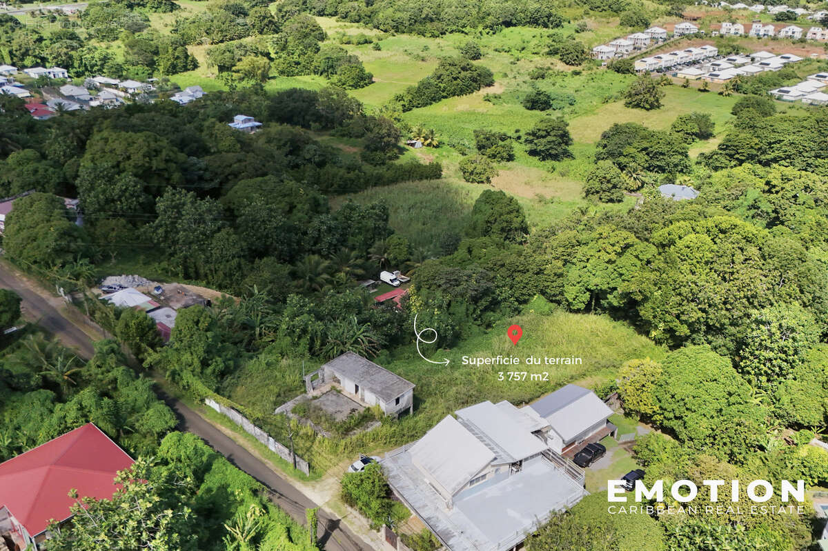 Terrain à PETIT-BOURG