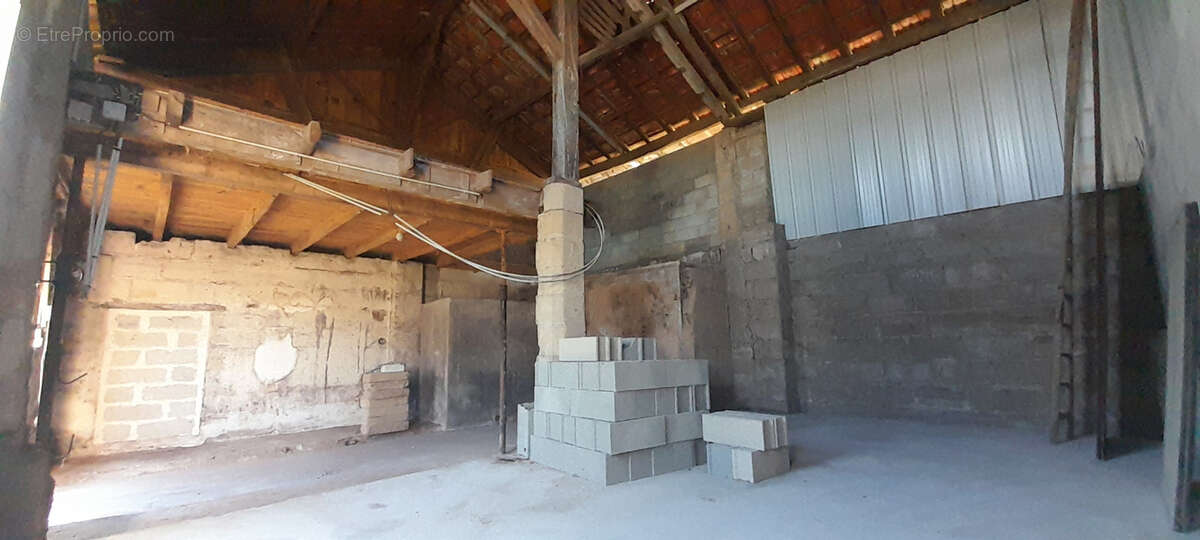 Garage et atelier attenant avec dépendances sur un terrain de 1036m2 - photo 10