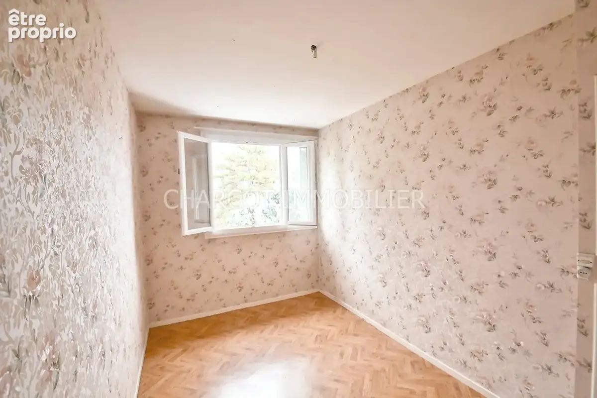 LYON 5ème - à 6 mn en voiture du Point du Jour. Appartement T4 traversant - ITE payée ! - photo 13